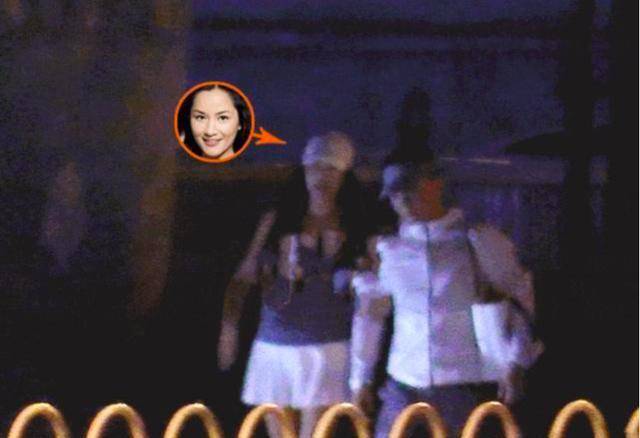 瞿颖扮 48岁瞿颖扮高中生和男友出街，霸道搂肩一秒变女汉子