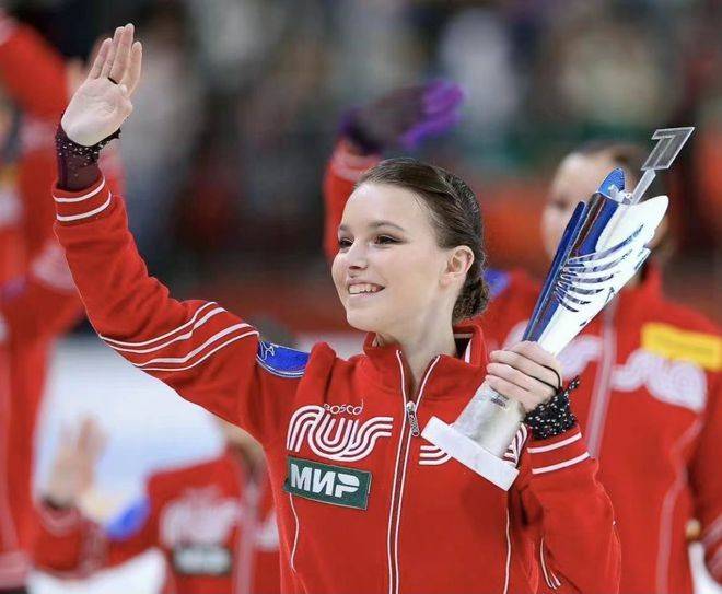 逆转|谢尔巴科娃生日夺冠：逆转瓦利耶娃，血洒冰场，被男队友高高举起