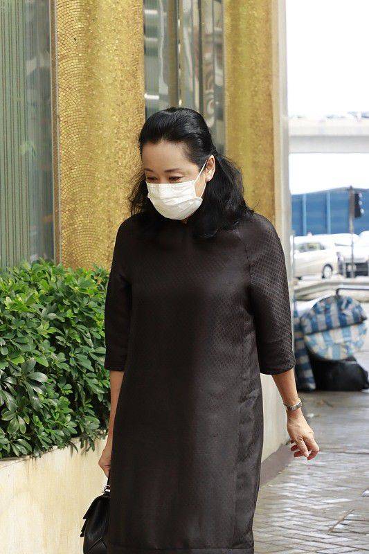 郭晶晶 不愧是郭晶晶的婆婆，朱玲玲都60多了，穿搭还是很低调不装嫩