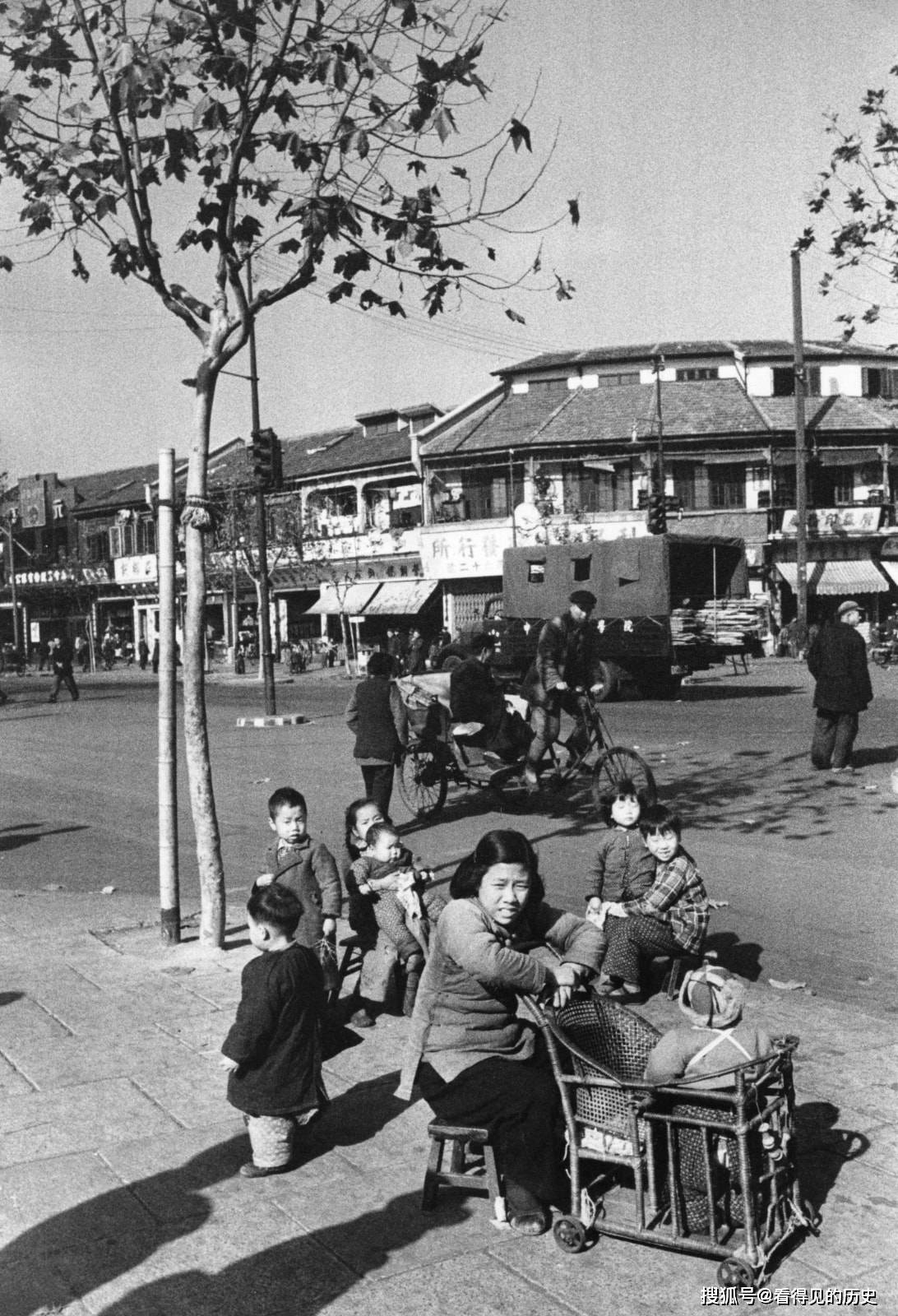 老照片 法国摄影师镜头下的1955年上海 漂亮的外滩建筑_黄浦江畔_人力