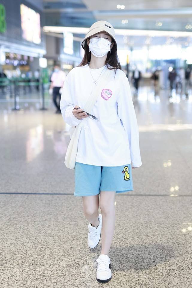 设计 杜海涛真是有福气,妻子穿短裤都比一般人高调,配长袜娇俏又甜美