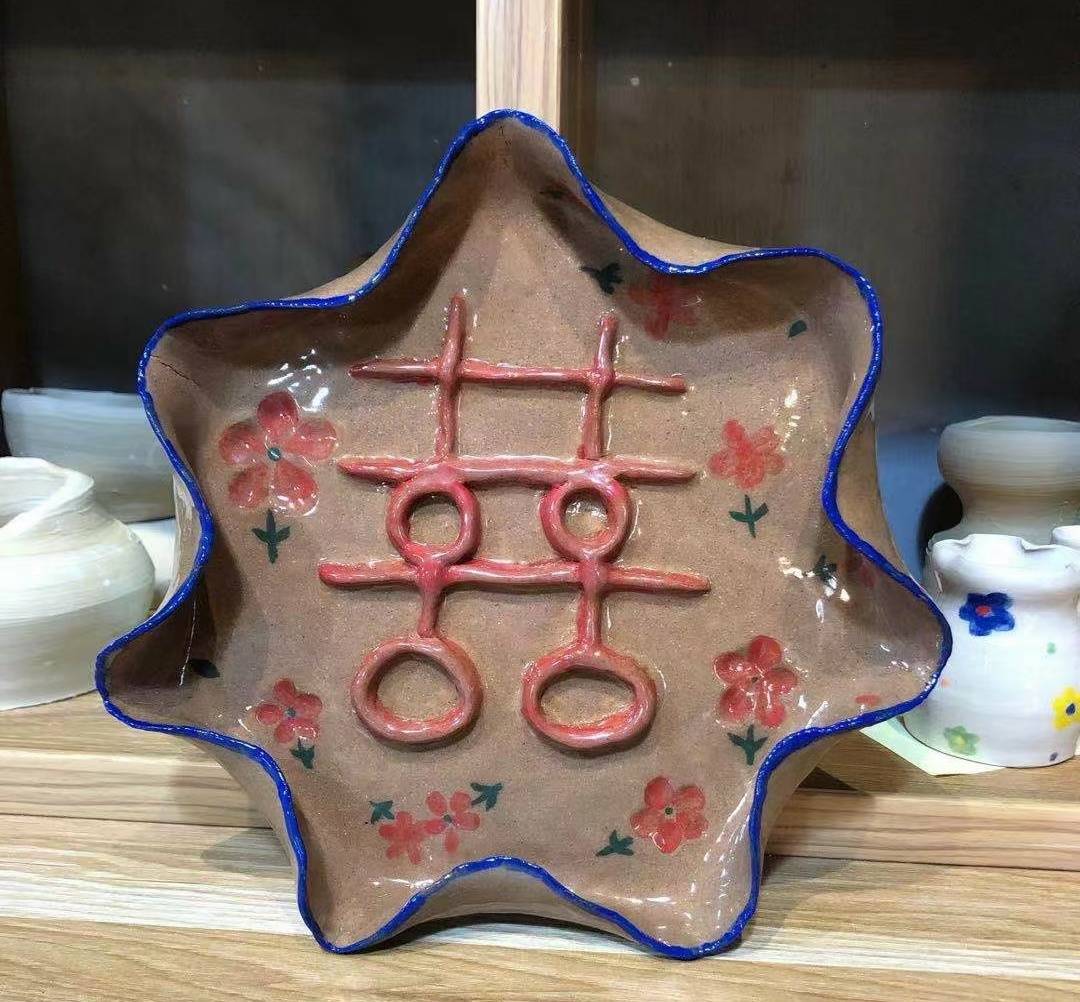 上釉烧制后,方可窥见的斑斓色彩~_双手_陶泥_国家教育部