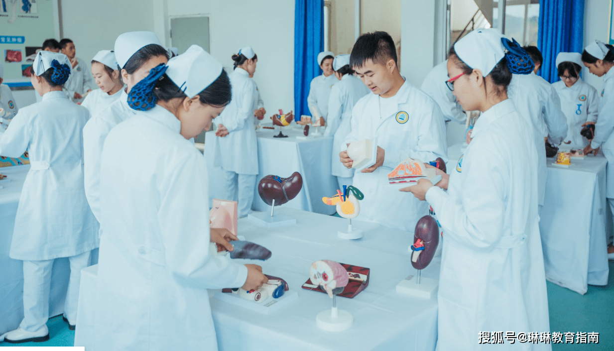 原创护理专业学生上课淘气拿人形模特取乐网友不要让他毕业