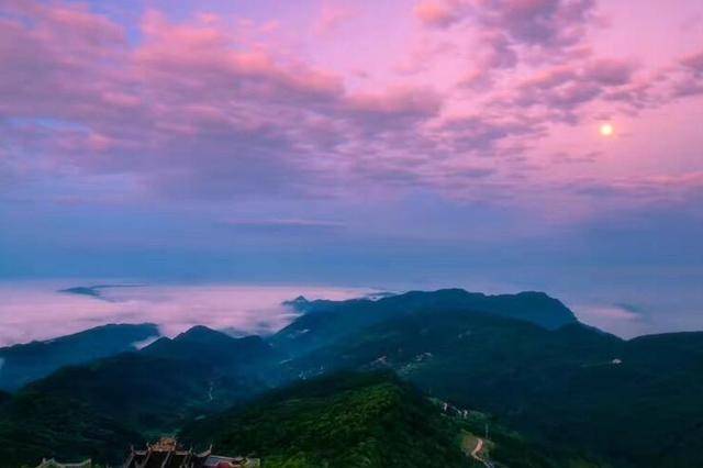 重庆有一座山，海拔可达1063米，景色优美，当地人称鸣凤山
