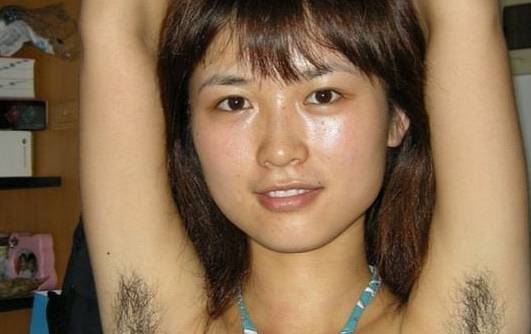 腋毛属于身体上的毛发,并且在腋窝处存在许多汗腺,特别容易出汗,在