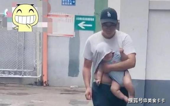 这位爸爸带孩子躲雨的照片火了，宝宝一脸无奈，网友：真不靠谱