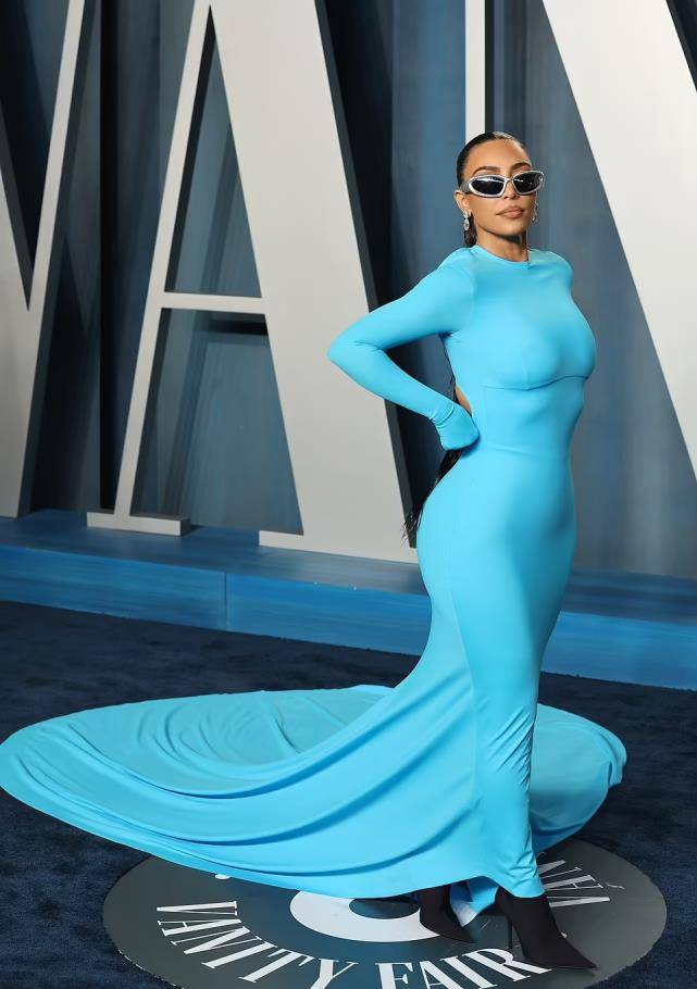 41岁金卡戴珊罕见保守亮相全身紧绷包裹称很难再和侃爷演戏