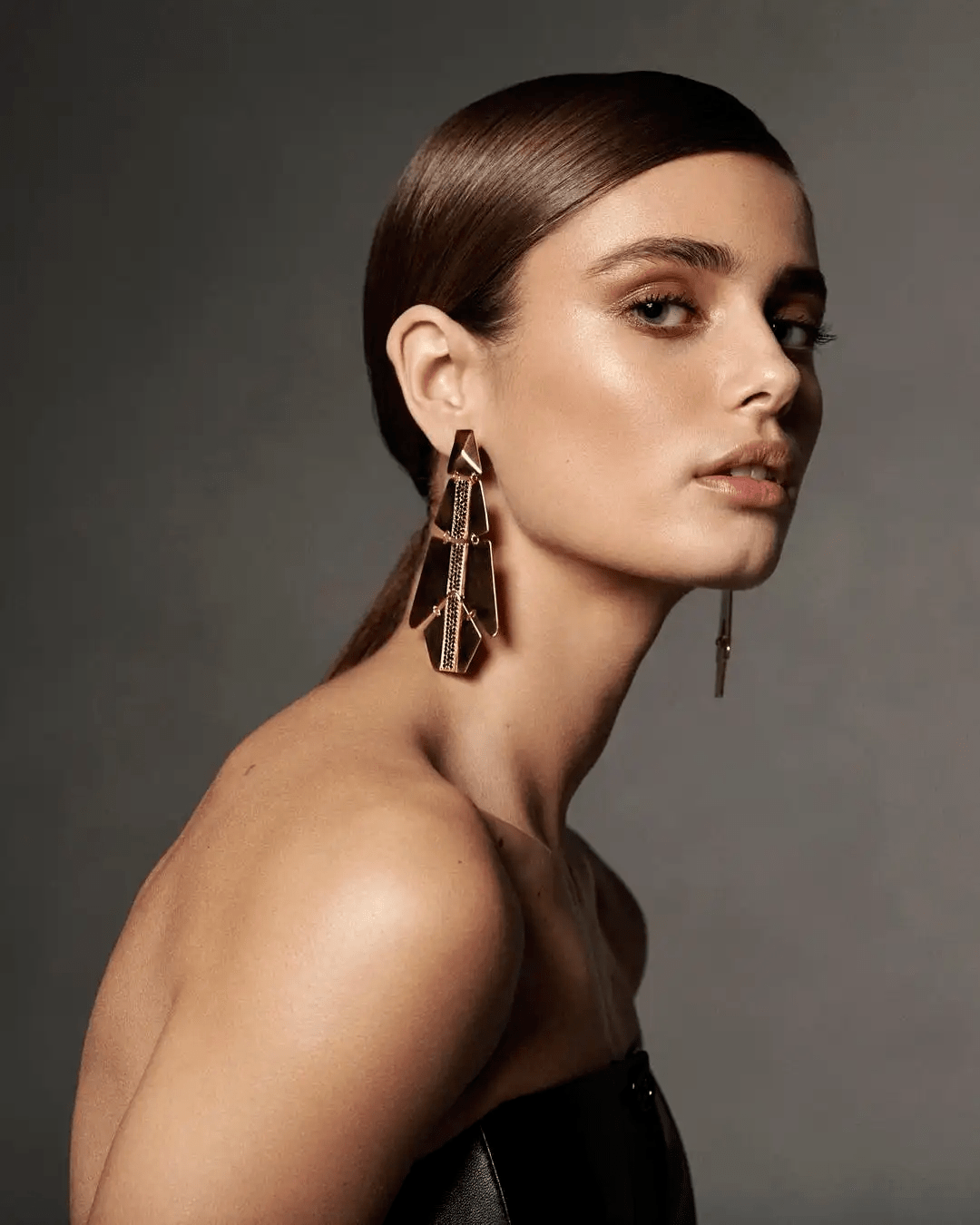 原创超模泰勒希尔身材红衣大秀事业线高挑身材性感美艳