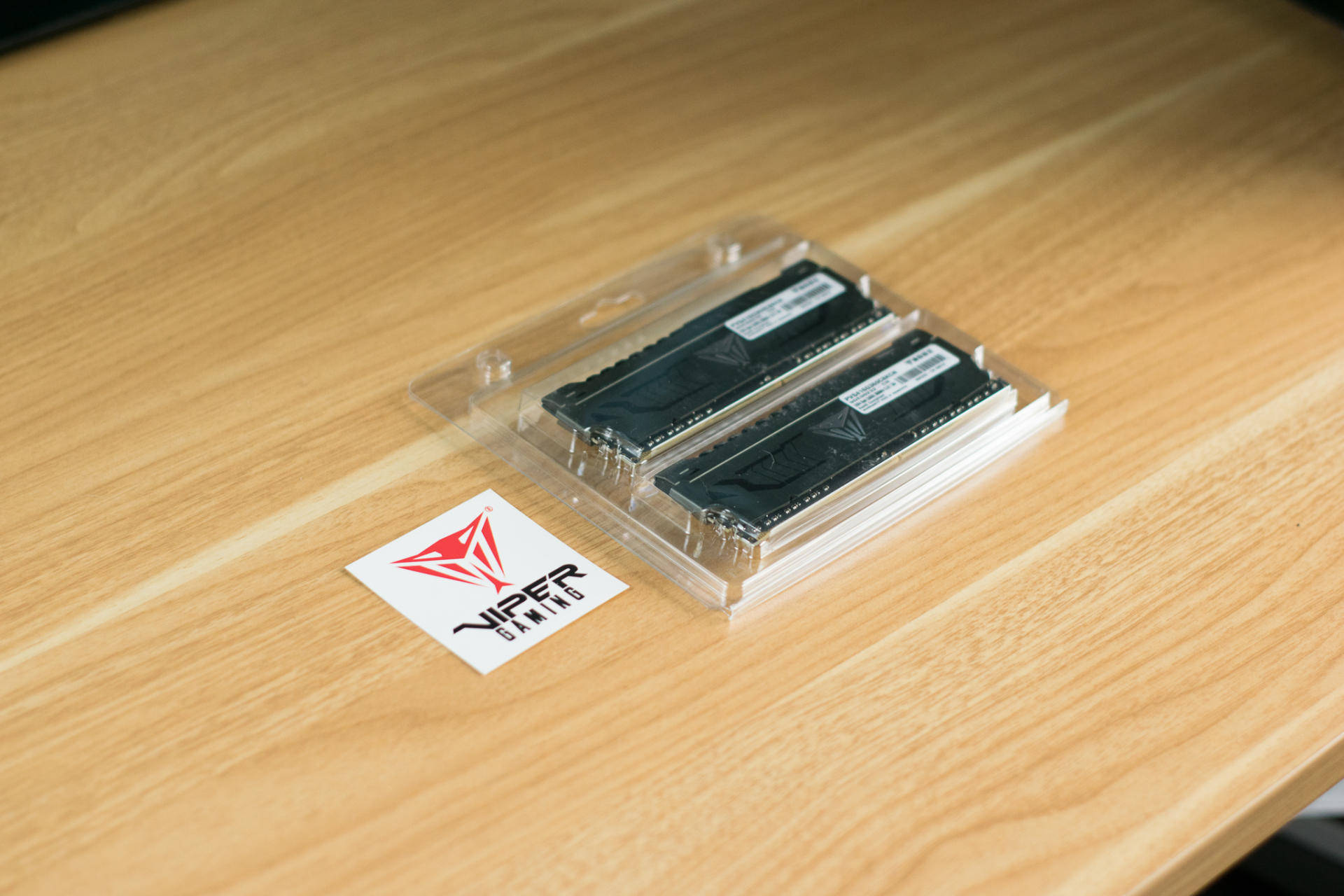 黑色的包装盒,外面有产品图标以及透明窗口,可以看见里面的内存.