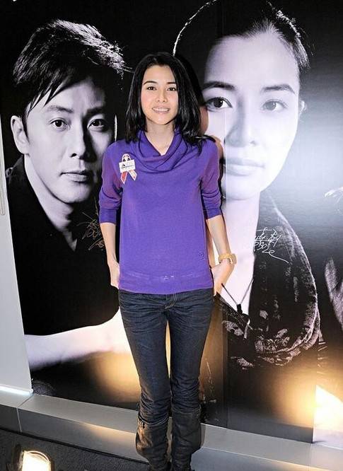 休闲风 郑伊健娇妻长相不差,简单穿搭挡不住长腿,气质高级有成熟女人味