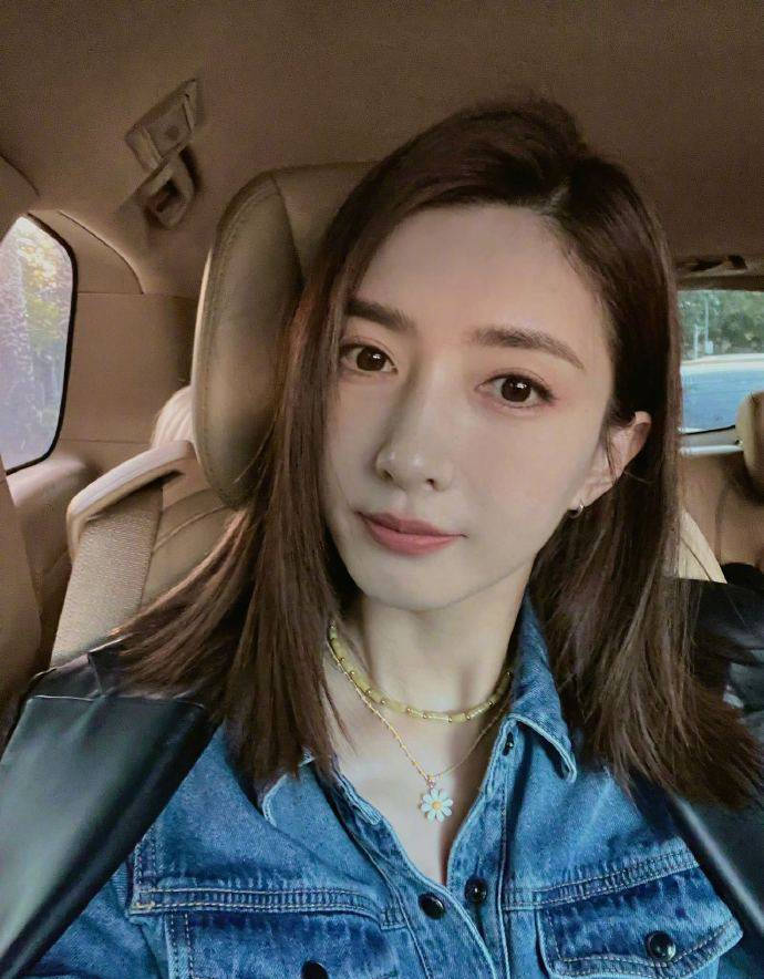 江疏影晒十八宫格自拍祝粉丝们九周岁生日快乐