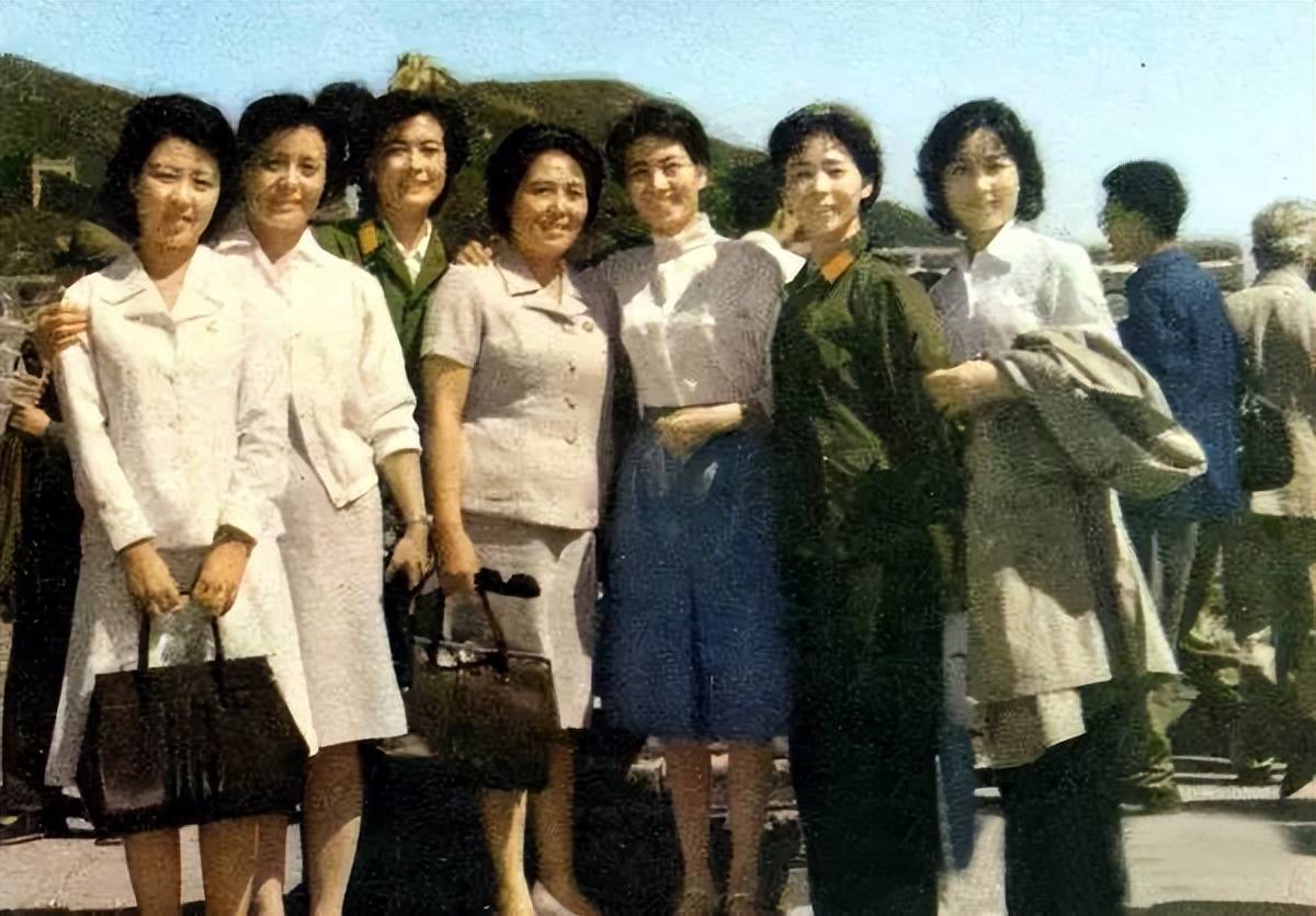 从左到右:洪英姬,卢桂兰,杨雅琴,金明姬,俞平,刘尚娴,朱玉荣于是从