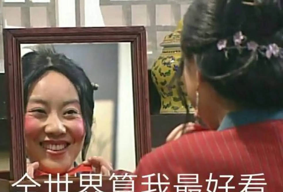 发型|同样头插羽毛，蔡卓妍灵动、周迅美成经典，杨幂“晴雯”太辣眼！