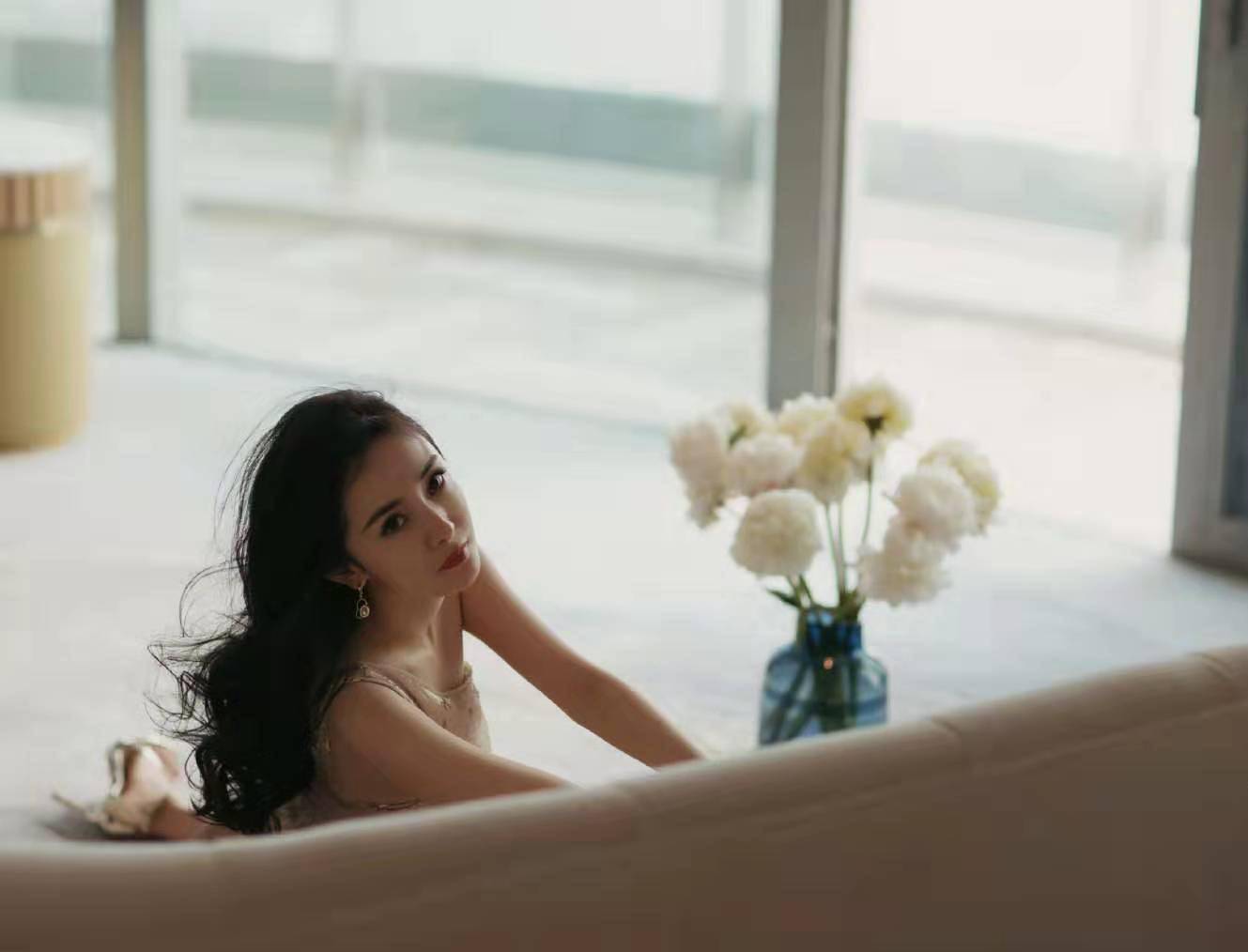 设计 33岁杨幂美人鱼身材太丰满,长裙秀S曲线丰神绰约,侧颜妩媚妖娆