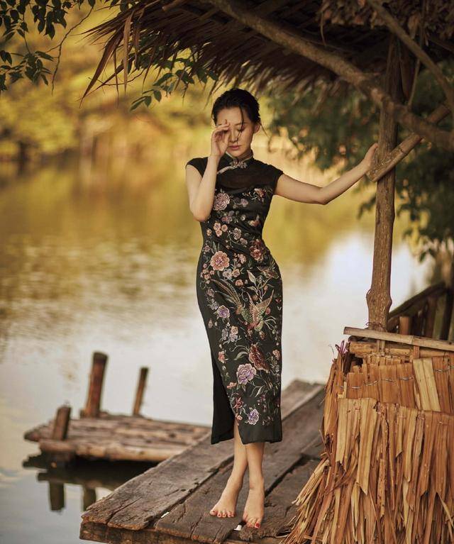 身材 50岁许晴抛弃公主病,湿发黄裙再登《男人装》,实力演绎女性魅力