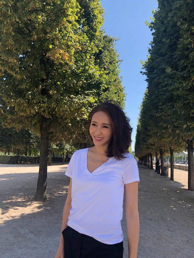 富商 47岁黎姿携富商丈夫现活动，裸粉色连衣裙配丸子头，气质高贵优雅