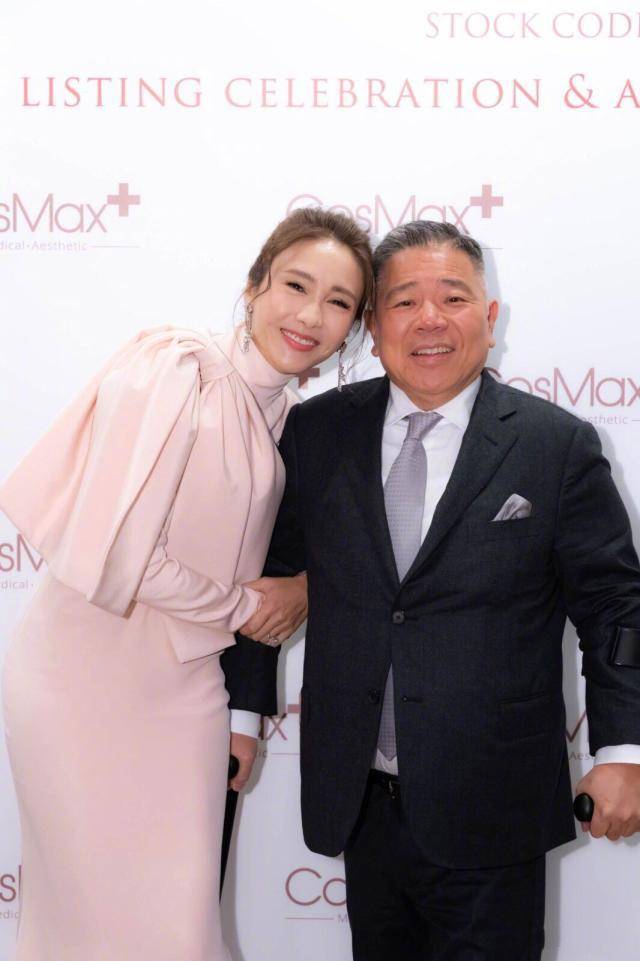 富商 47岁黎姿携富商丈夫现活动，裸粉色连衣裙配丸子头，气质高贵优雅