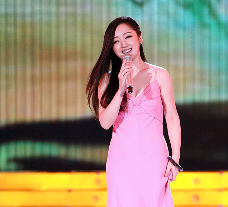 原创杨钰莹上央视工作人员称被其美貌吓到了很少见这么美的人