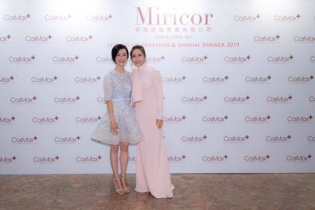 富商 47岁黎姿携富商丈夫现活动，裸粉色连衣裙配丸子头，气质高贵优雅