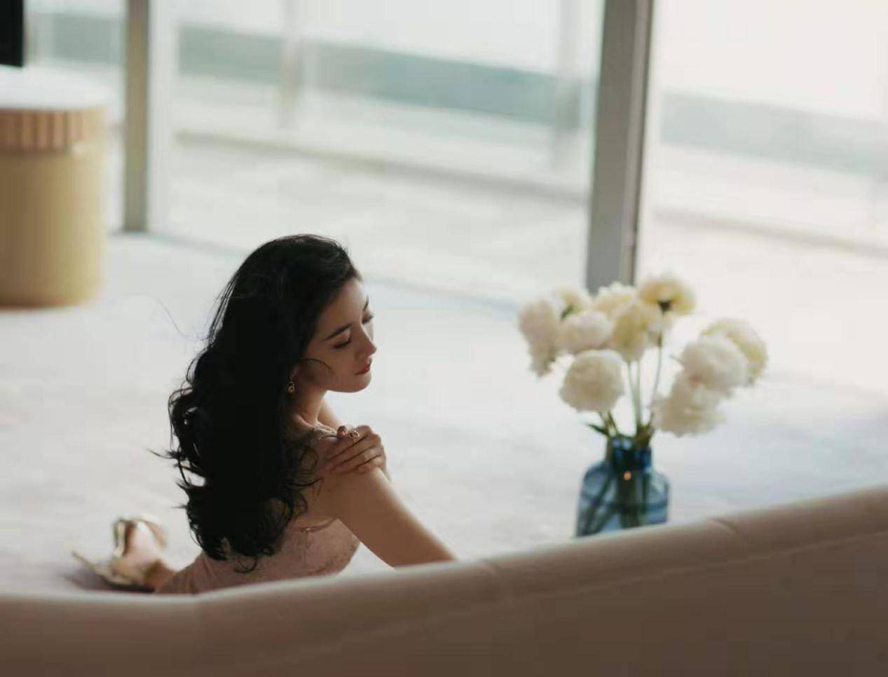 设计 33岁杨幂美人鱼身材太丰满,长裙秀S曲线丰神绰约,侧颜妩媚妖娆