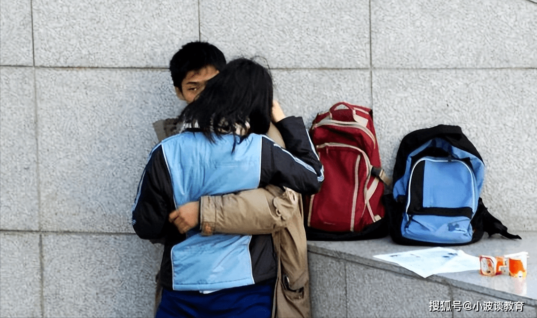原创高中生分手男生的反应引热议疯狂扇嘴巴甚至下跪乞求和好