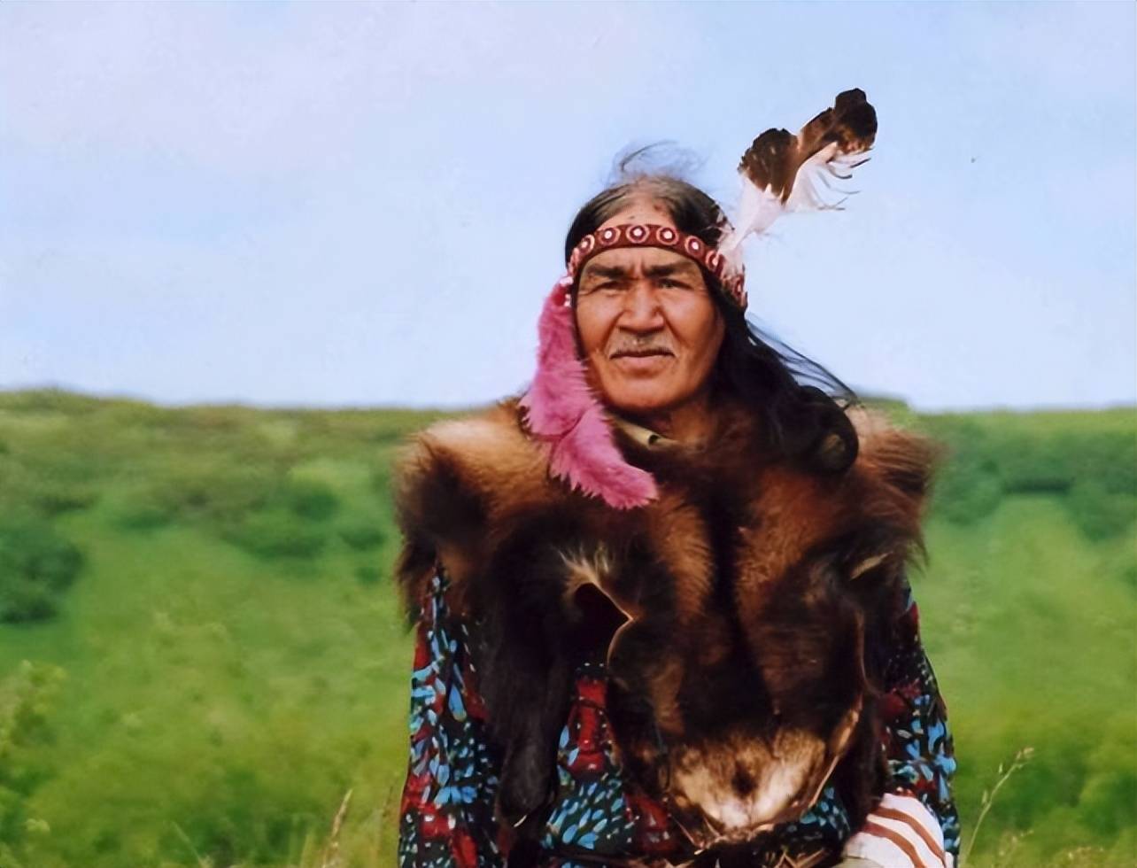 靺鞨人住在今天的外东北一带,包括库页岛和千岛群岛,他们常常从南方的