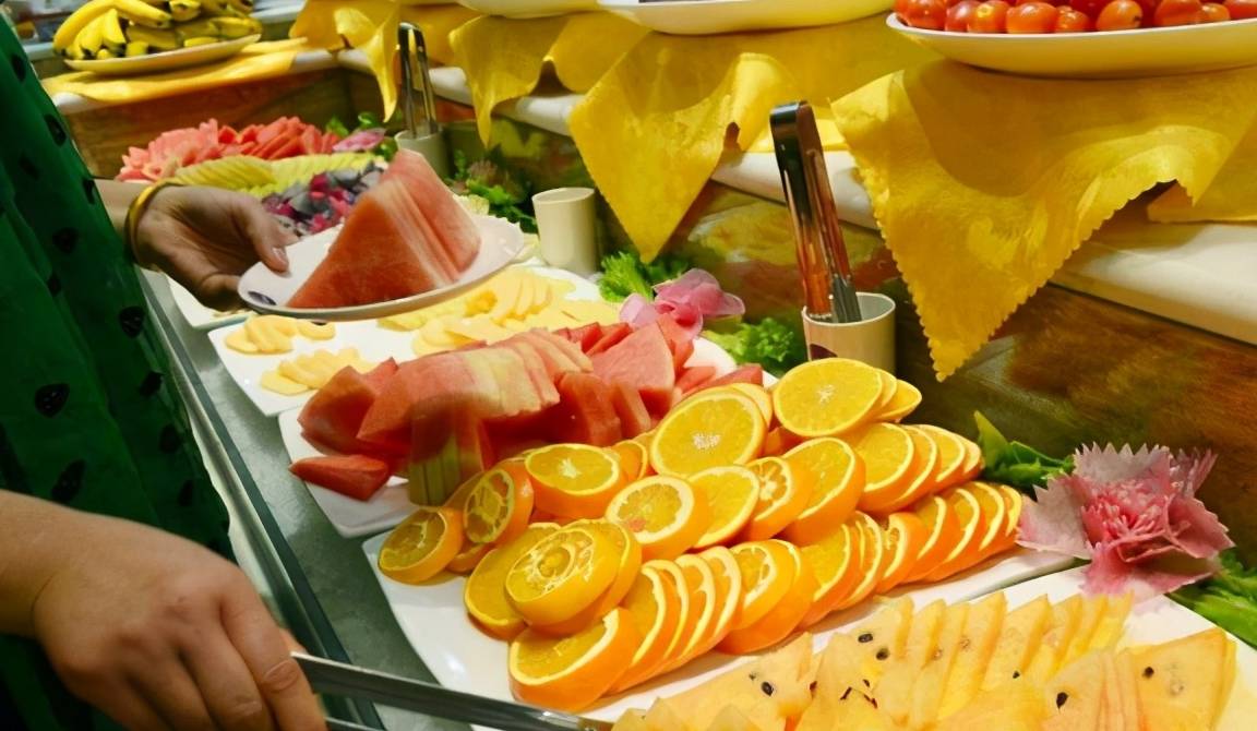 贫穷限制想象终于明白日本游客为何会狂抢中国自助餐厅的水果