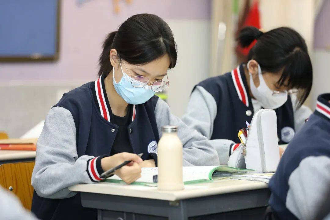 北京市建华实验学校师生携手共进建立师生幸福共同体