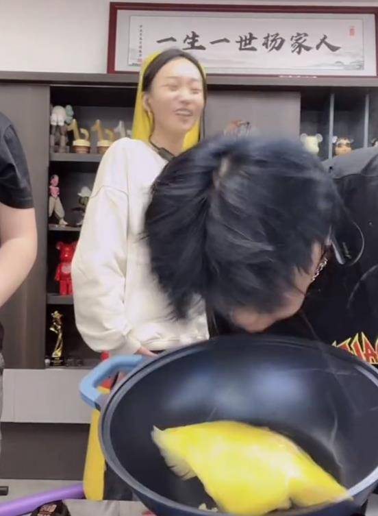 大小杨哥卖不粘锅翻车了邵雨轩被吓出表情包转折来得很突然