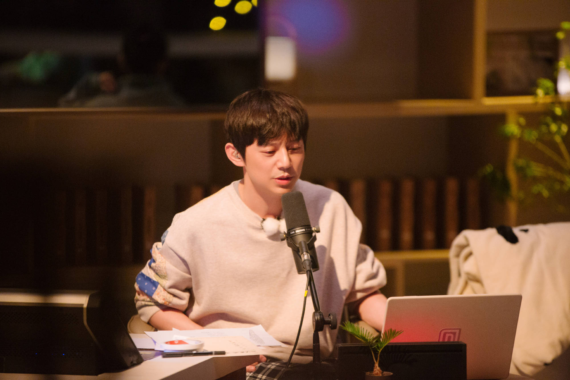 原创同是主持人调侃嘉宾老婆克里斯被打何炅被夸郭德纲要求道歉