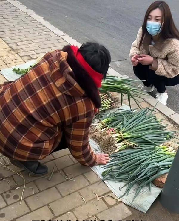 陳亞男寒風中清空老人菜籃子5個細節經不住推敲越看越像作秀