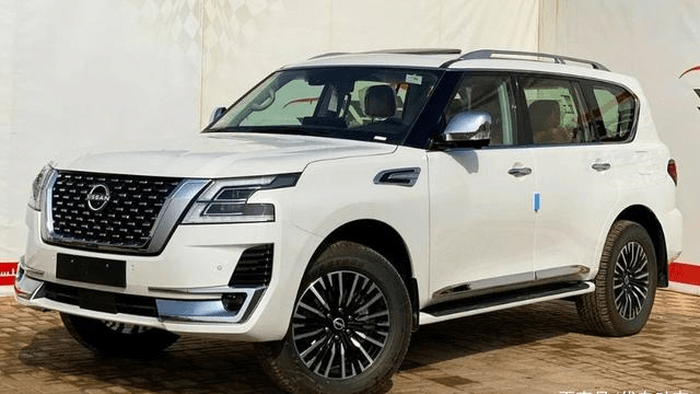 车身侧面,北美版新款途乐延续了之前版本的设计,将巨无霸的造型淋漓