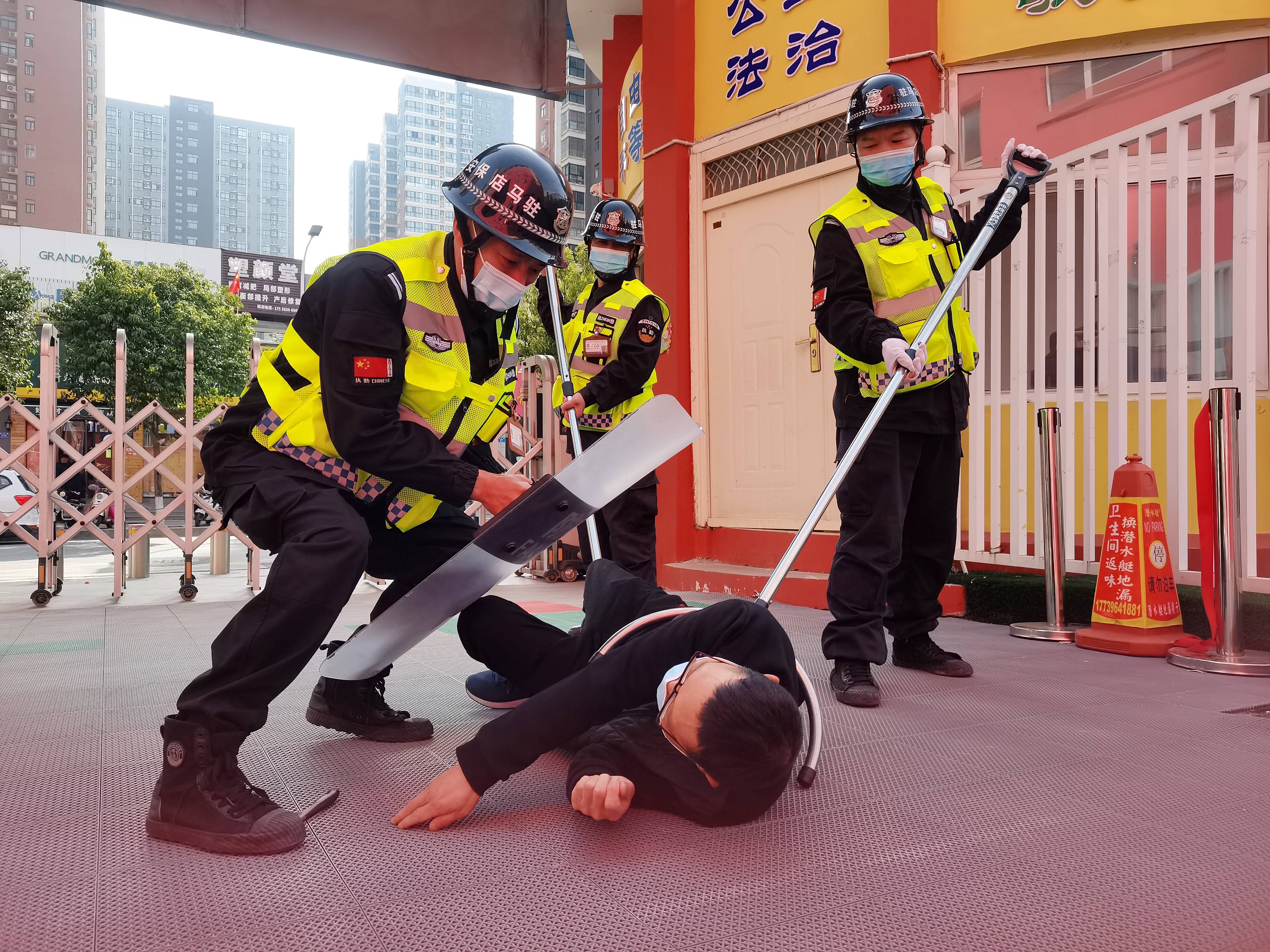 驻马店市实验幼儿园开展防恐防暴应急演练