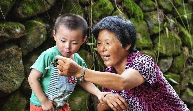 我宁愿给儿子带娃，也不给女儿带：老人含泪倾诉，背后原因很心酸