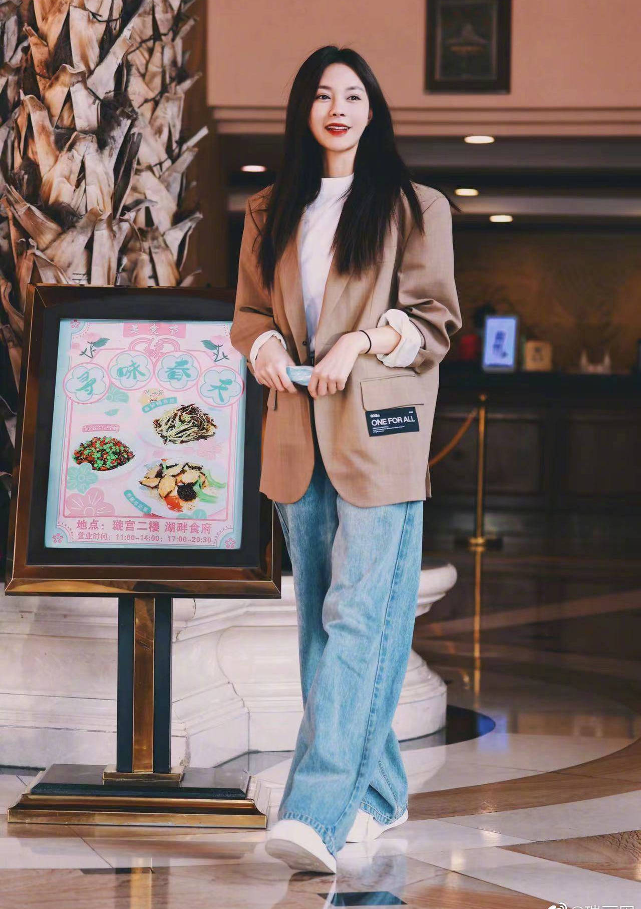 沈梦辰穿着休闲仪态优雅 懒理怀孕传闻心情大好