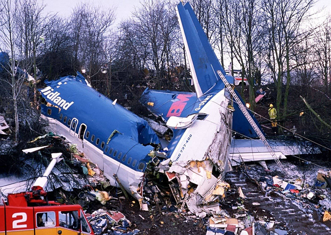 1989年的英伦航空92号班机空难,执飞的波音737-400在飞行过程中,左侧