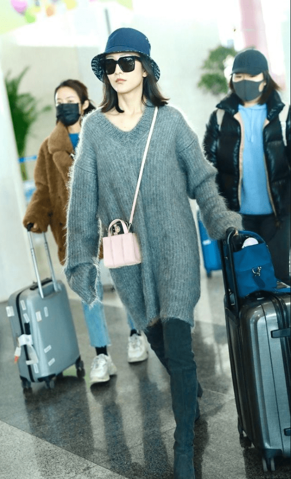 原创王鸥身穿灰色毛衣外套脚踩灰色过膝长靴玩下衣失踪秀长腿