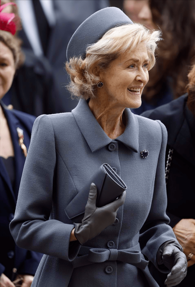 原创菲利普亲王红颜知己也来了穿浅灰色大衣气质太好抢女王风头