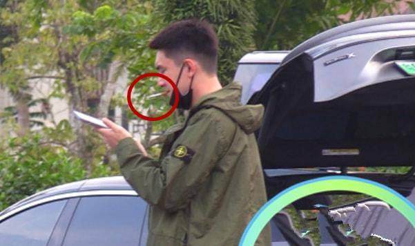 从机场走出后,林更新来到吸烟处一边抽烟一边聊着微信.