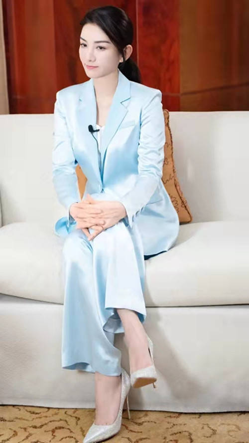 44岁的黄奕变化好大穿格纹针织衫走成熟风绿色a裙显身材