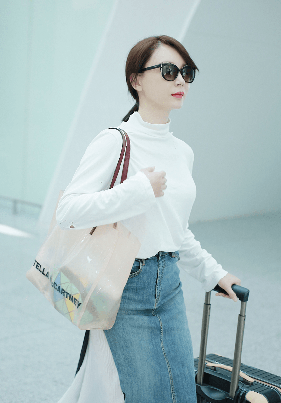 陈数穿白色针织衫搭配牛仔裙青春的活力气息突显雅致的味道