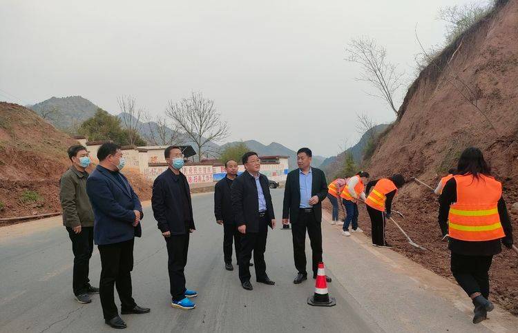 卢氏县公路局紧锣密鼓持续推进春季养护会战