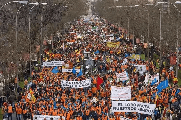 物资缺乏,物价上涨,15万人在马德里游行抗议!