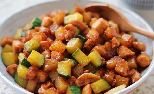 原创酱香炒三丁其食材有鸡胸肉土豆和黄瓜可用拌饭吃拌面都好吃