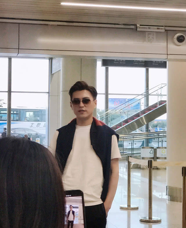 靳东身穿白色体恤搭配黑色长裤现身机场 戴深茶色墨镜自带的气场_老