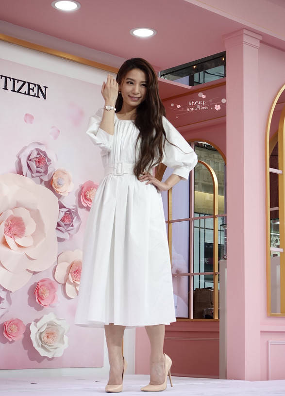 36岁的田馥甄一袭白色长裙亮相品牌活动依旧拥有少女气质