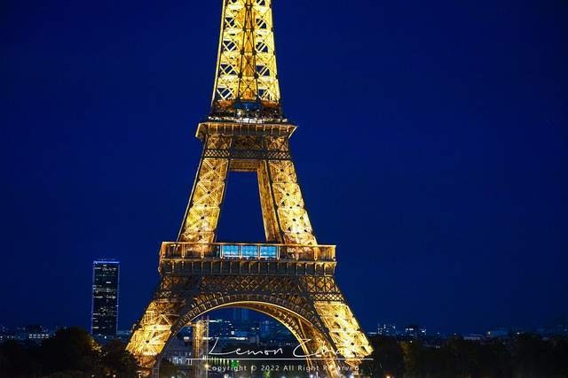 原创法国巴黎最高的一座铁塔有三层眺望台白天和夜晚的景象不同
