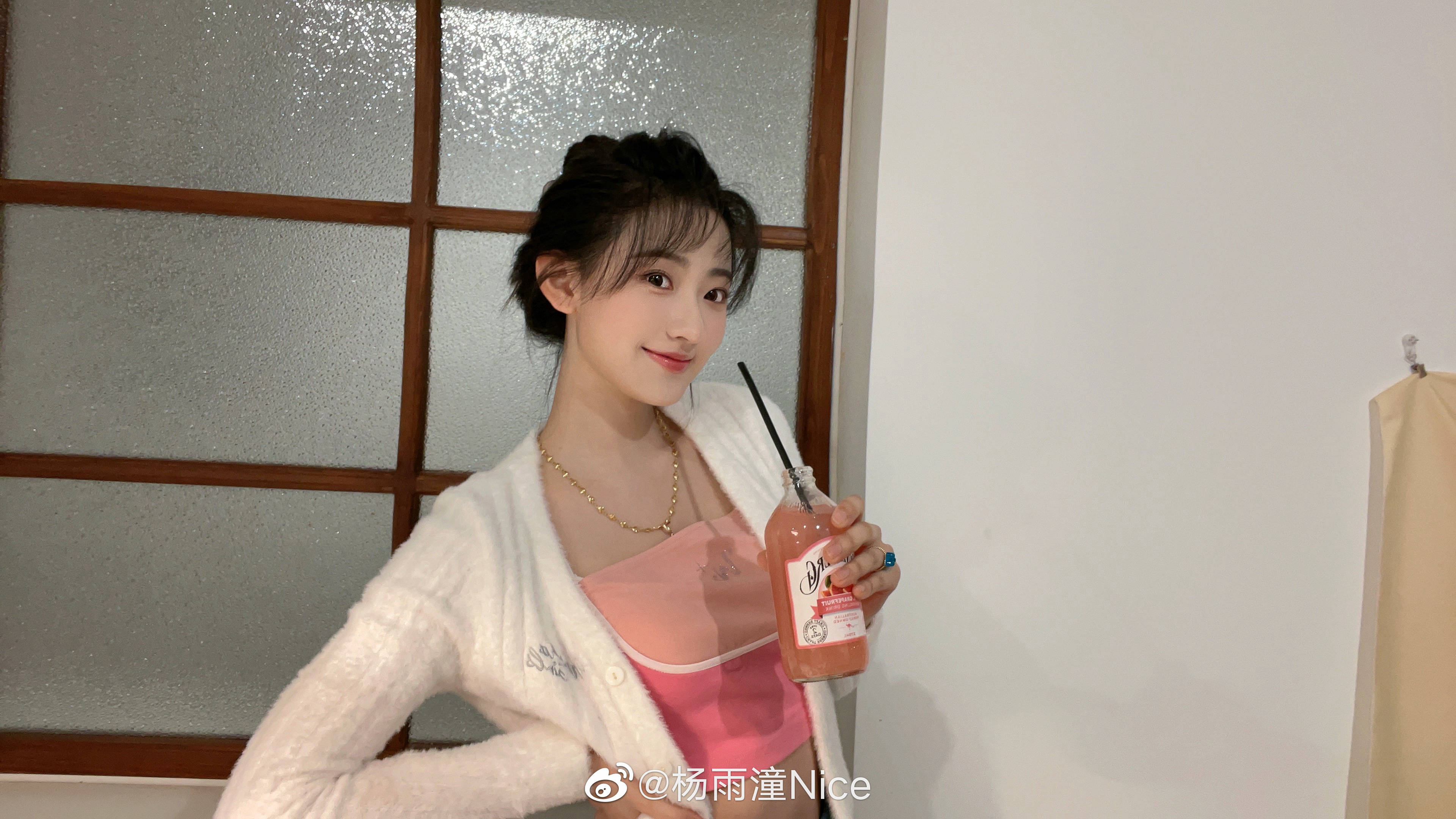原创99年杨雨潼秀美腿泳池边拍照又纯又欲直男最爱的一款