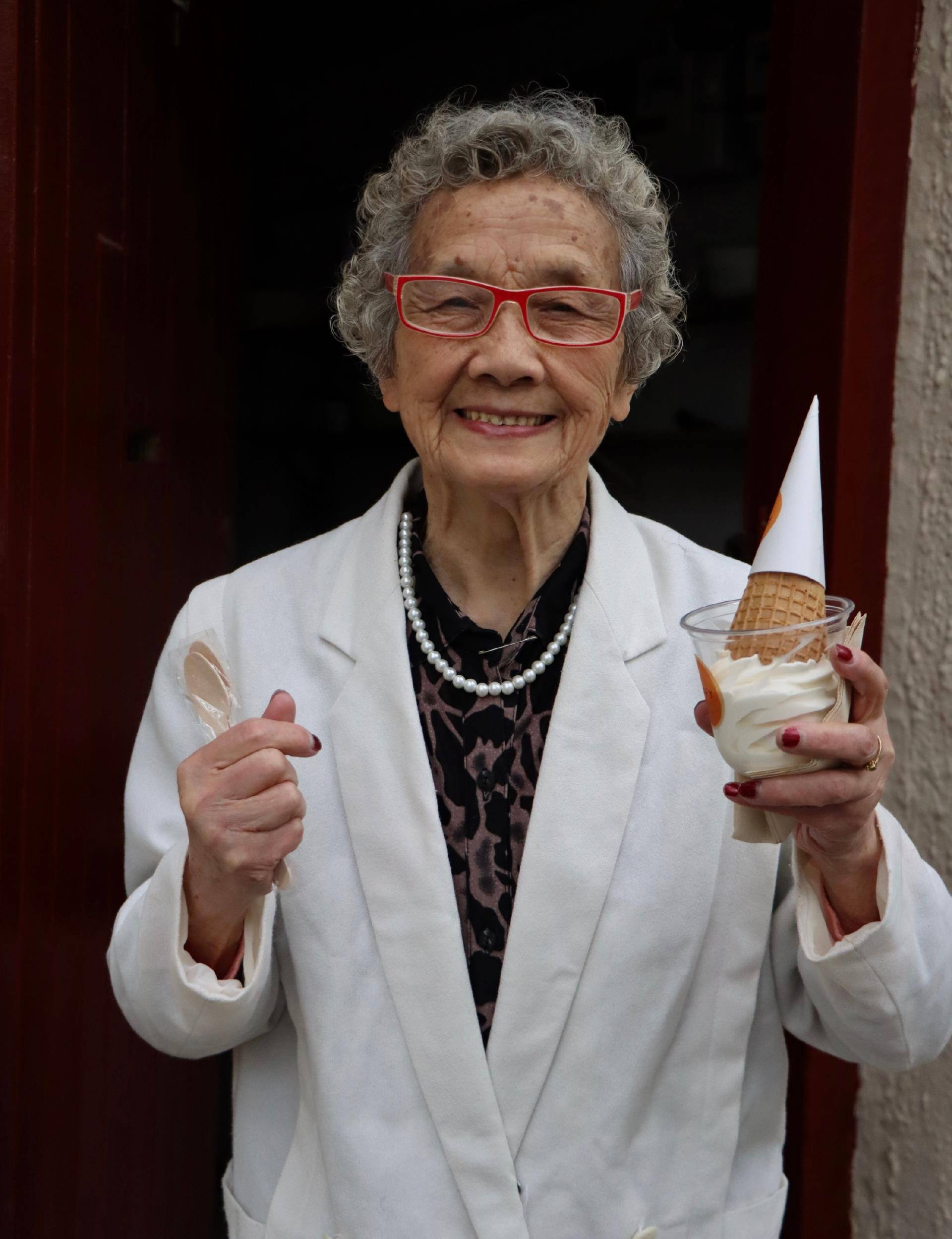 原创90岁的奶奶耄耋之年穿衣不刻意扮嫩也时髦可爱