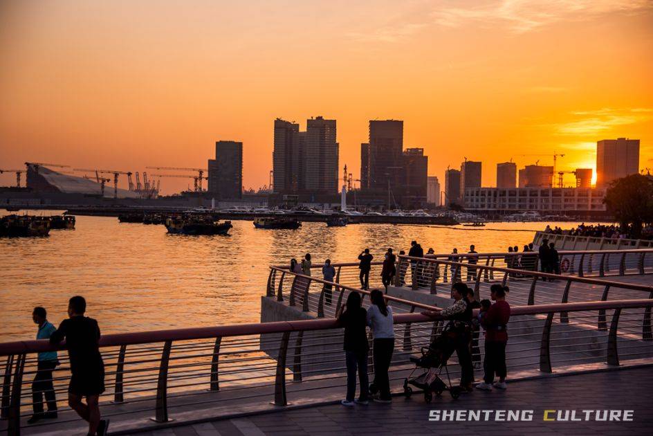 从海上世界出发,沿着海边步道一路行至热闹的海昌街,蛇口老街,新街